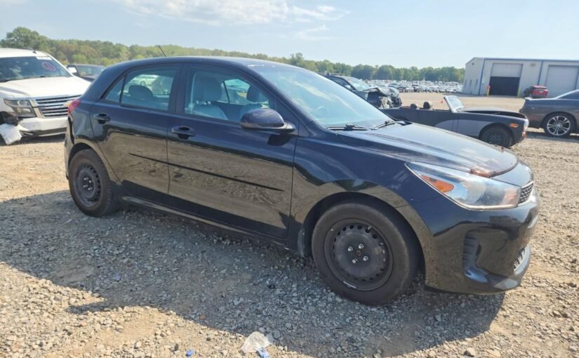 A52 – 2020 KIA RIO HATCHBACK EN CAMINO A ADUANA